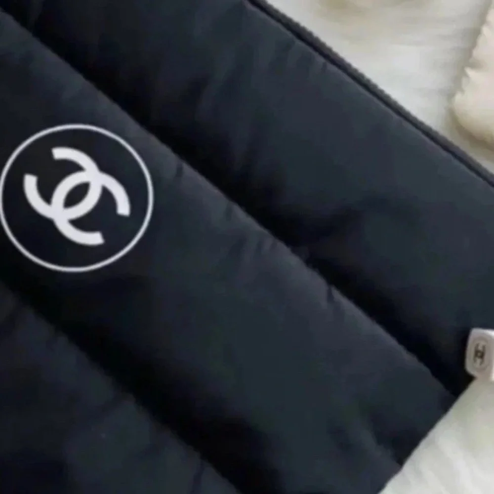 CHANEL puffer cosmetics bag - black - Picture 4 of 4